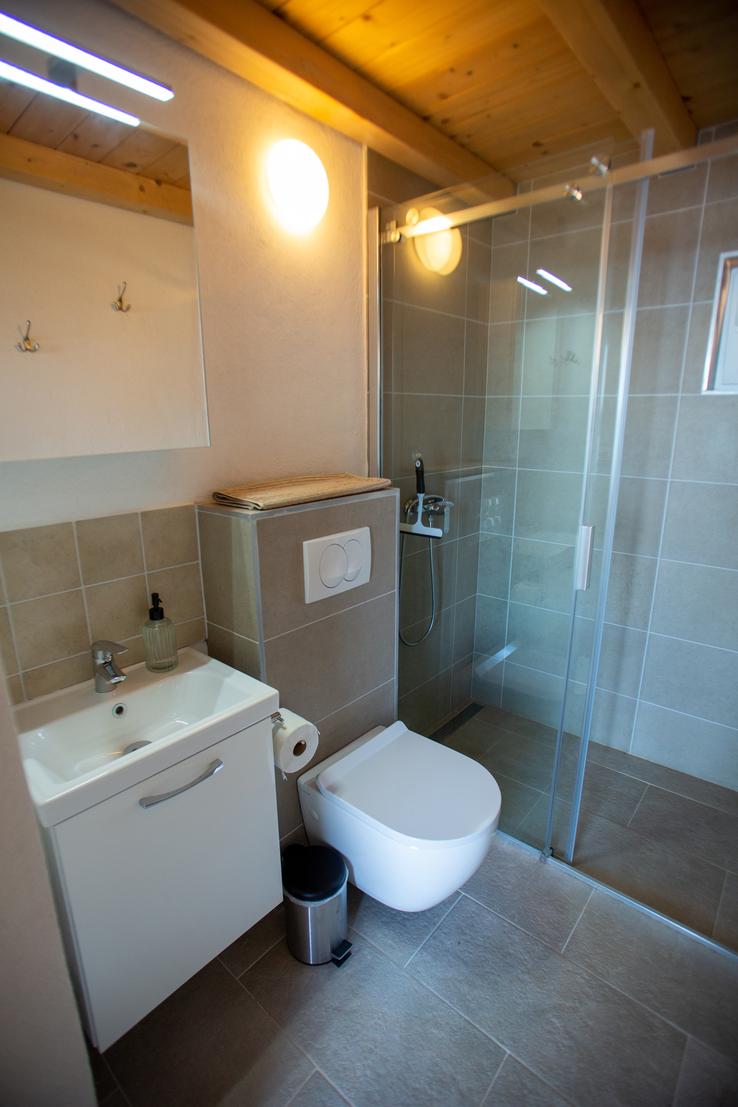 Room B shower room